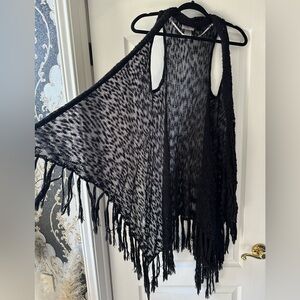 Boho chic sleeveless sweater cardigan with fringe